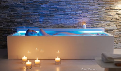 Die Badewanne wird zur privaten Wellness-Oase, denn wo entspannt man besser als in den eigenen vier Wänden. In einer Whirlwanne ist eine Auszeit vom Alltag jederzeit möglich. In der Floating-Wanne Nahho sorgt ein raffiniertes Whirlsystem für zusätzliche Entspannung. (Duravit)